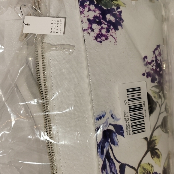 WHITE House Black Market Hydrangea GWP Pouch - Picture 11 of 11